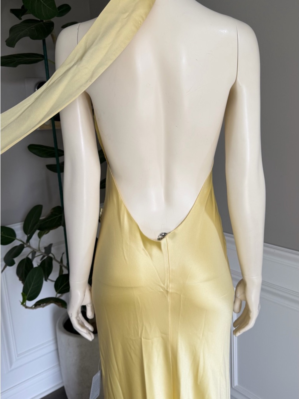 SAU LEE Penelope High-Neck Open-Back Satin Maxi Dress Yellow Halter Sz 6 595$ - Picture 12 of 16